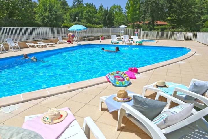 Camping pour 3 personnes, avec bassin pour enfant dans Périgord Vert