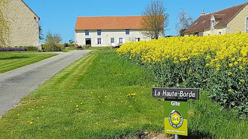 Gîte pour 4 personnes, avec jardin et terrasse à Le Pin-la-Garenne