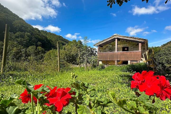 Cabaña para 5 personas, con balcón y jardín en Vega de Pas