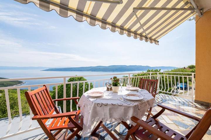 Ferienhaus für 3 Personen, mit Balkon und Terrasse sowie Pool und Ausblick in Plomin