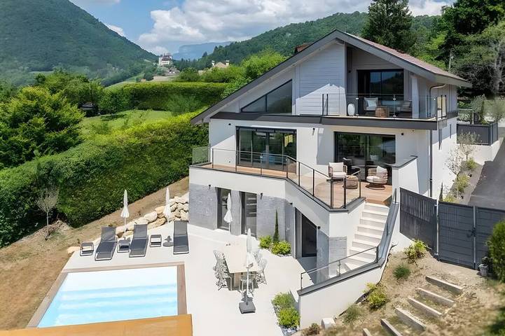 Villa pour 8 personnes, avec balcon ainsi que jardin et sauna à Talloires