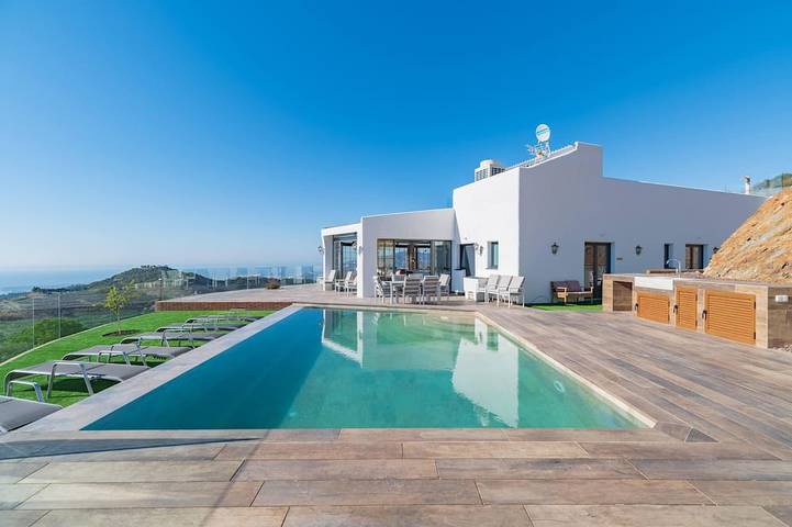 Chalet para 14 personas, con sauna además de jardín y jacuzzi en Motril