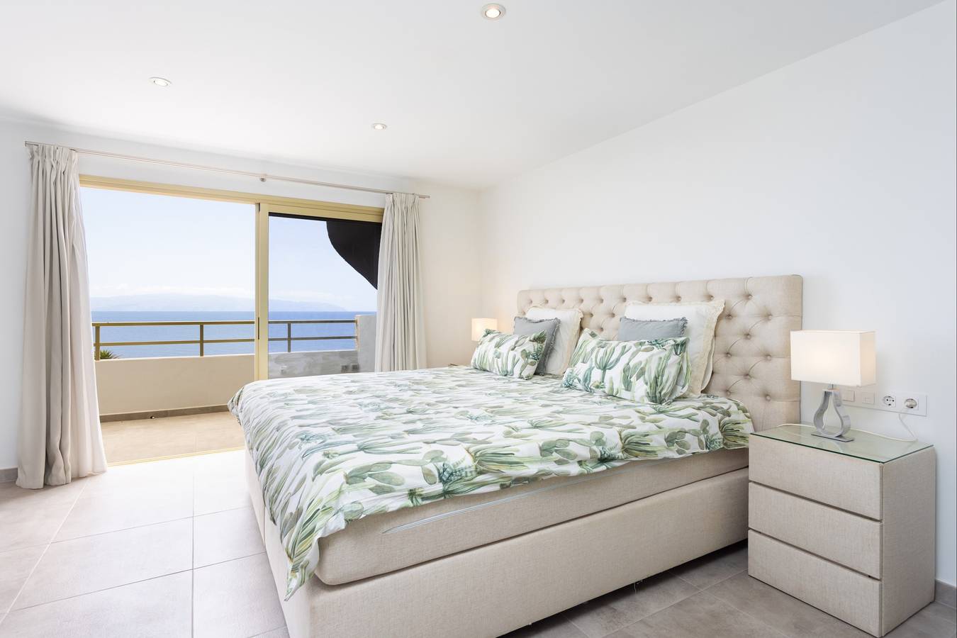 Apartamento vacacional entero, Spectacular Duplex Seafront with awesome sunsets ! in Cueva del Polvo, Guía de Isora