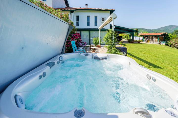Ganze Wohnung, Appartement „Xokoa“ mit Bergblick, privater Terrasse und Wlan in Urrugne, Bayonne und Umgebung