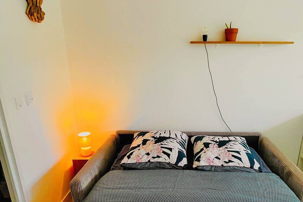 Entire apartment, Air-conditioned studio near beach with wooded exterior in Pérols, Côte d'Améthyste