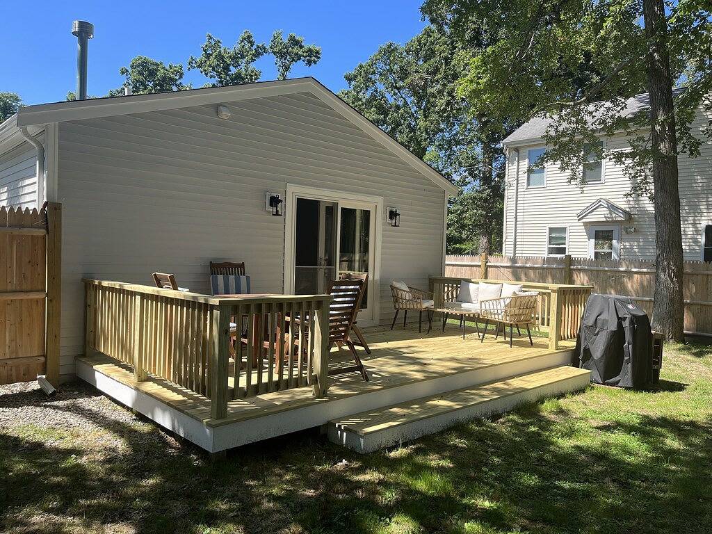 Sunny 2-bedroom beach cottage, walk to beach! in Marshfield, Massachusetts