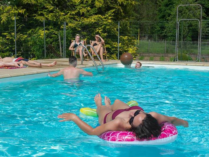 Chalet für 4 Personen, mit Balkon/Terrasse und Garten am Doubs