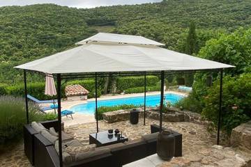 Gîte pour 4 personnes, avec terrasse ainsi que piscine et jardin à Juvinas