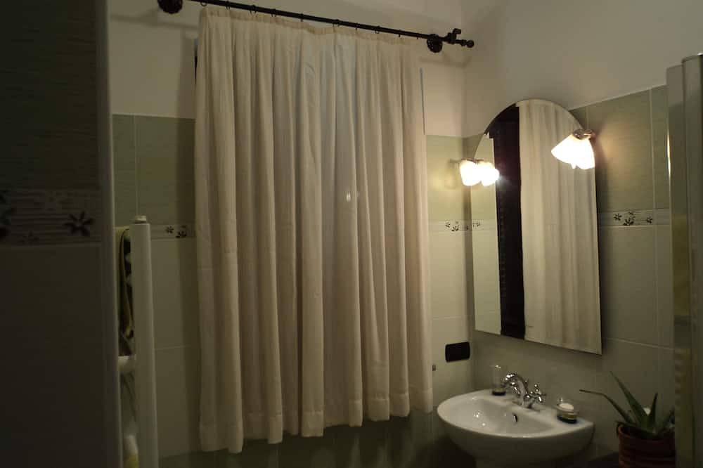 Ganze Wohnung, Il Pettirosso Ferienhaus, 2 Schlafzimmer, 5 Personen in Pella, Comune di Pella