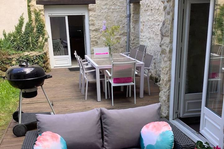Location de vacances pour 14 personnes, avec terrasse ainsi que jardin et jacuzzi dans Juziers