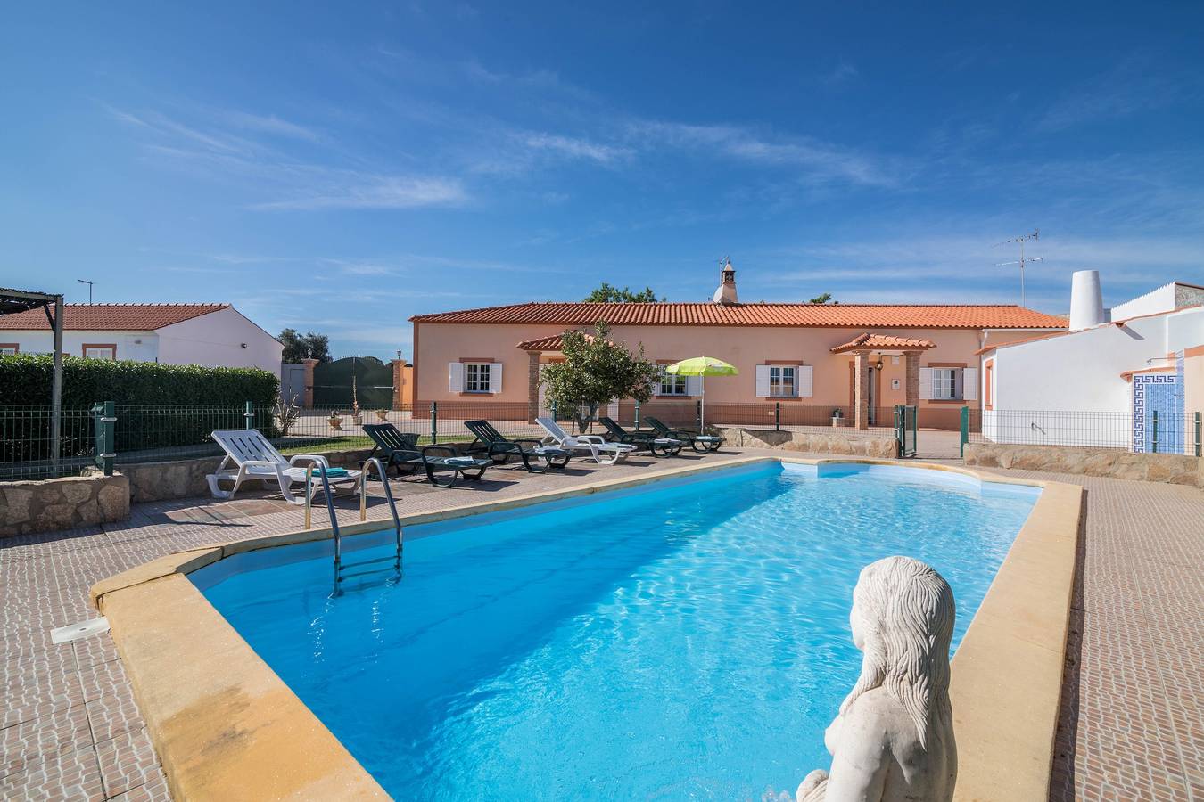 Vila "Casa Santa Maria" com piscina, Wi-Fi, terraço e jardim; Estacionamento disponível na propriedade in Ferreiras, Distrito de Faro
