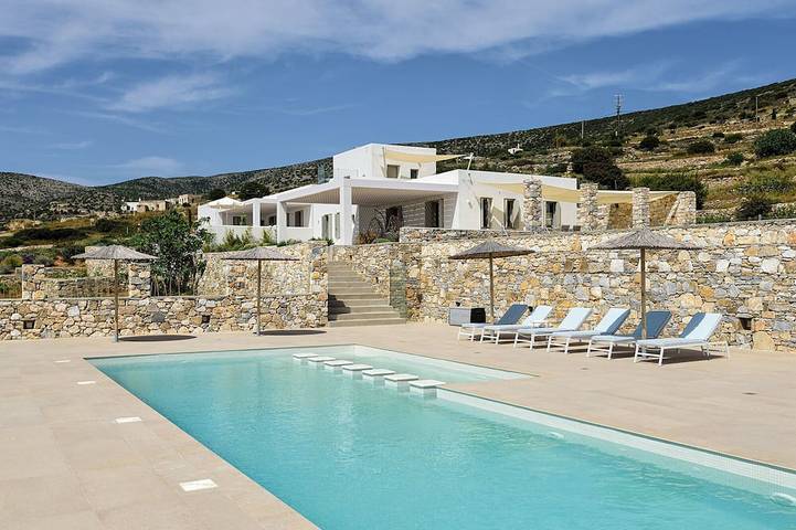 Vacation rental for 12 people, with yard, with pets in Paros