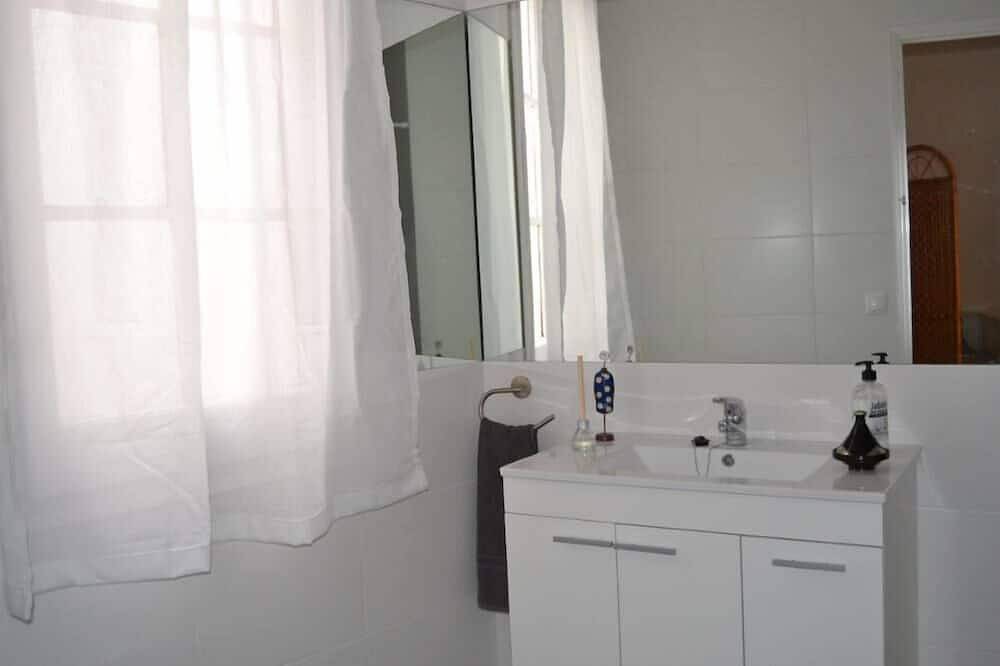 Apartamento entero, Romántico, bien decorado, en barrio tranquilo in Esplugas de Llobregat, Bajo Llobregat