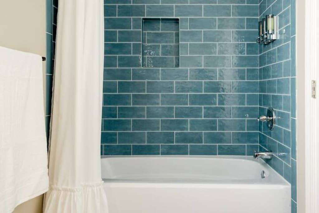 3 King Beds+ Walk the Street Car + Balcony in Kansas City, Missouri