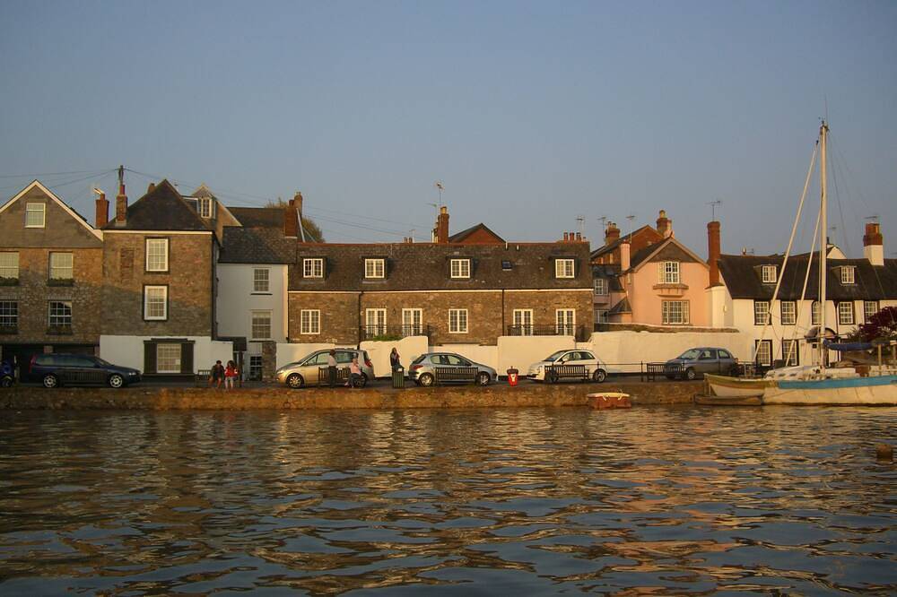 Two Bedroom Waterside Cottage With Balcony And Magnificent Views Of The Estuary in Exeter, Devon