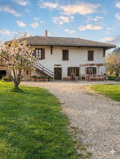 Location de vacances pour 6 personnes, avec sauna et jacuzzi ainsi que terrasse et piscine, animaux acceptés dans La Chapelle-du-Châtelard