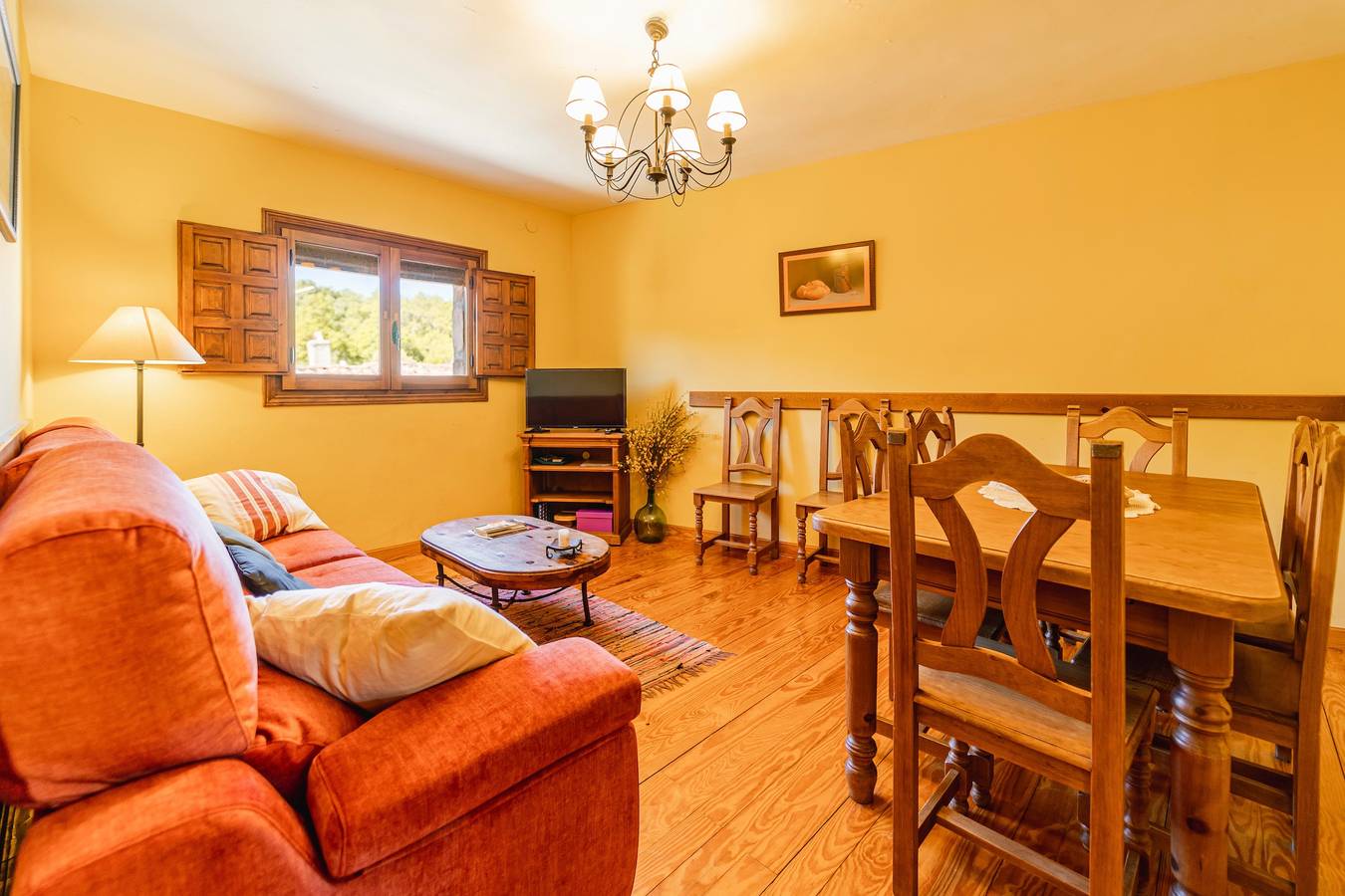 Chalet 'Casa Rural Las Hoyas I' con vistas a la montaña in Valle de Valdelaguna, Provincia de Burgos