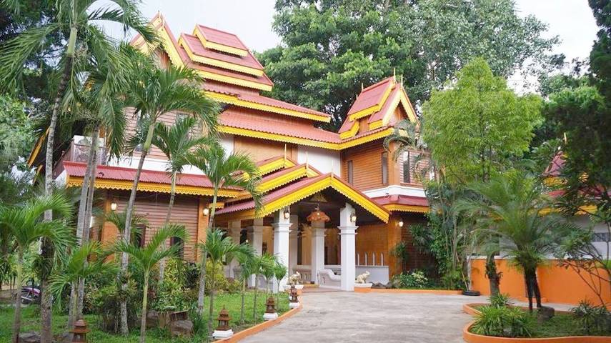 Hôtel pour 8 personnes, avec jardin et piscine ainsi que vue et terrasse dans Mae Hong Son
