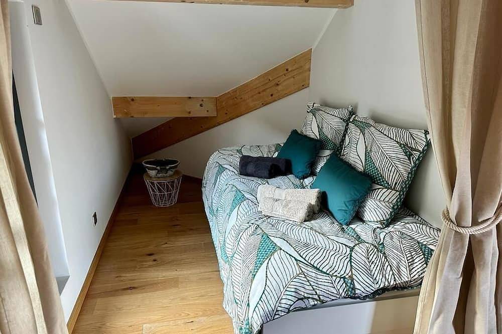 Appartement entier, Appartement À 20 m de la plage vue sur lac, accès direct in Conjux, Région de Chambéry