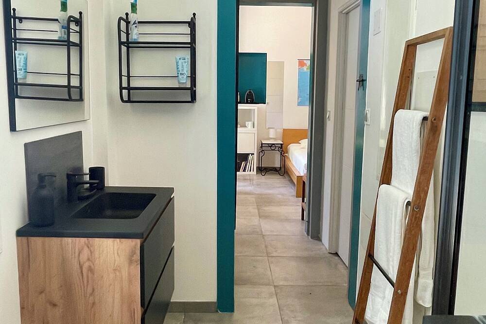 Appartement entier, Chambre et salle de bain, entrée et jardin individuels in Saint-André-de-Sangonis, Région de Lodève