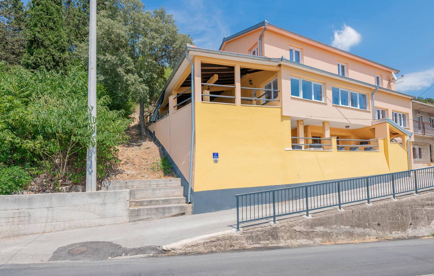Geräumige 250 m² große Wohnung mit Terrasse, Pool und Parkplatz in der Nähe des Flusses Ričina in Imotski, Makarska Riviera