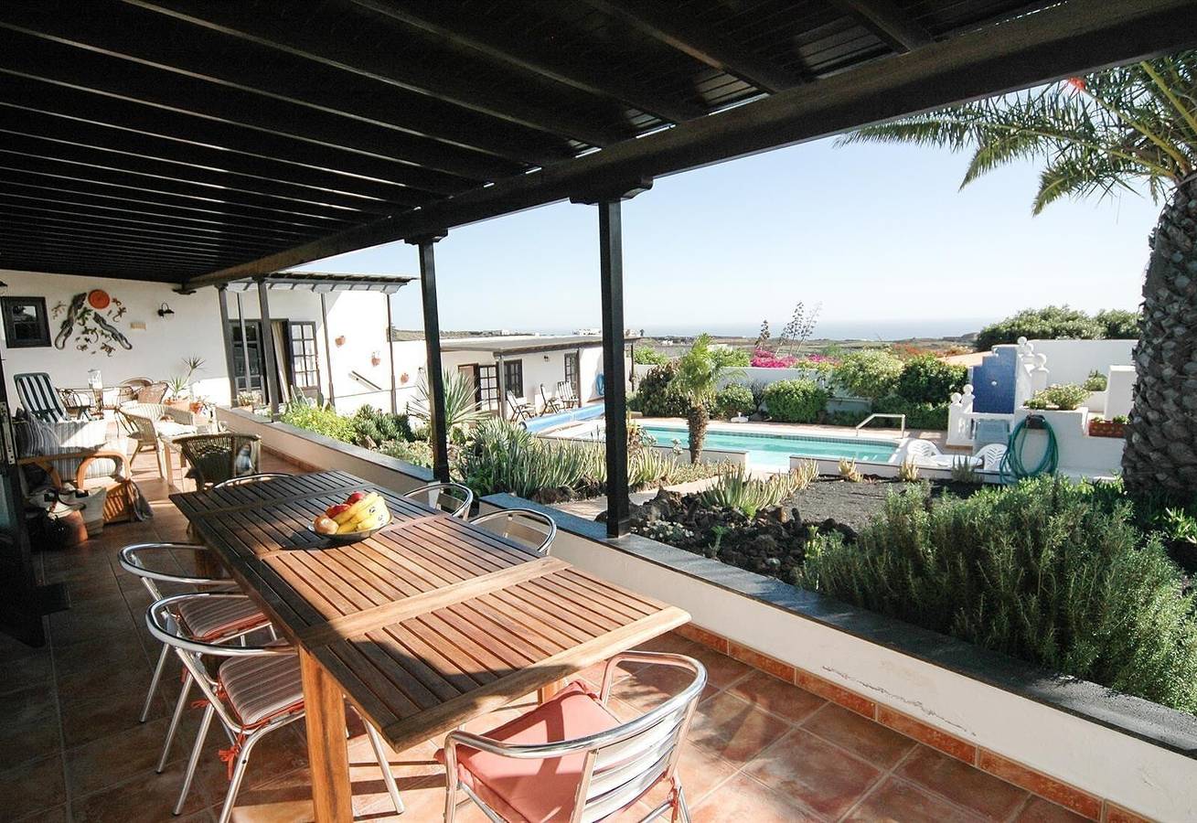 Villa Finca el Volcan with Sea View, Pool, Garden & Wi-Fi in Mácher, Tías