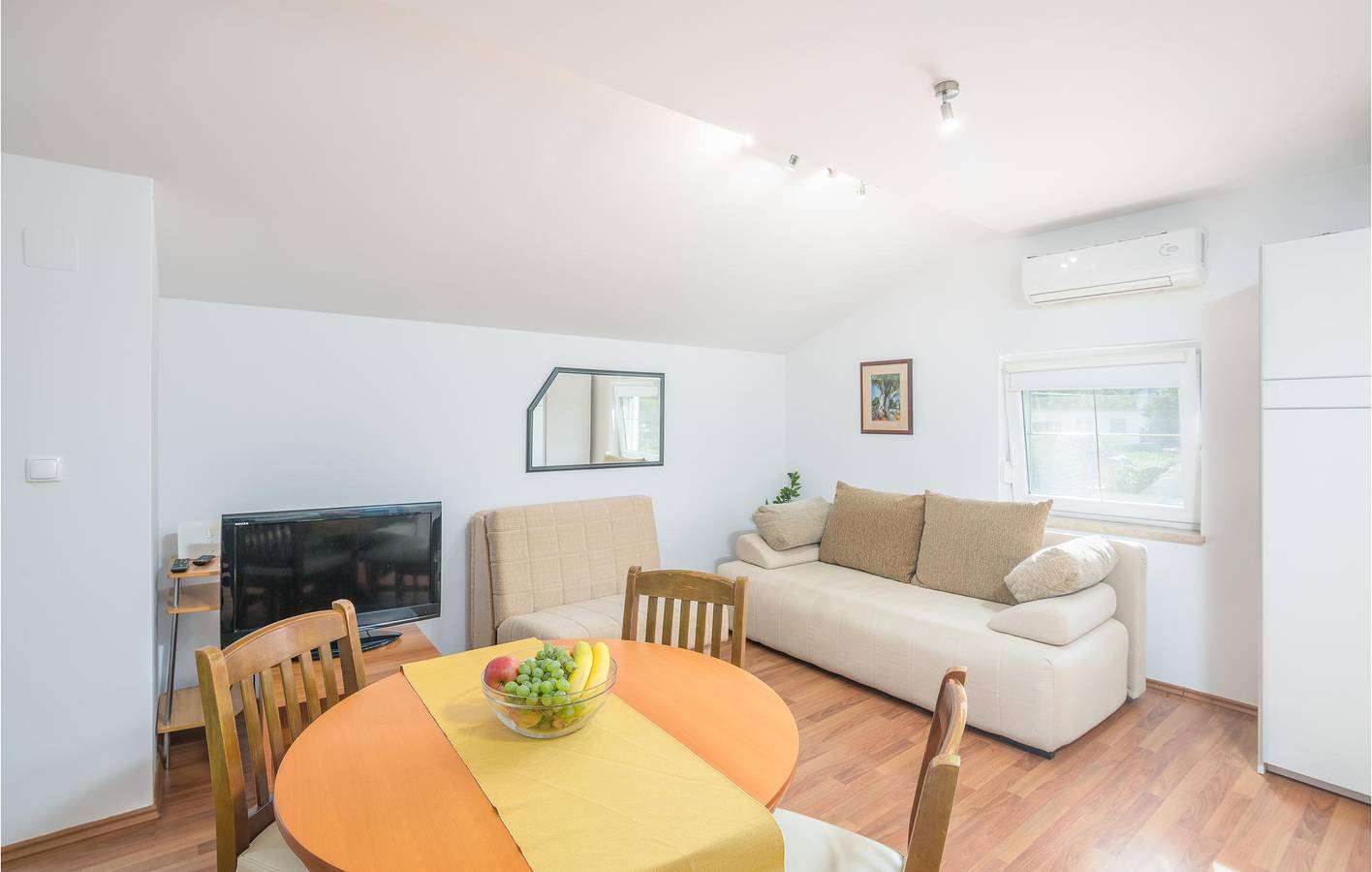 Ganze Ferienwohnung, Gemütlich, 2 km vom Strand entfernt: WLAN, Klimaanlage, Terrasse und Parkplatz inklusive! in Malinska-Dubašnica, Krk