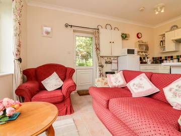 Log Cabin for 4 People in Cornwall, South West England, Photo 2
