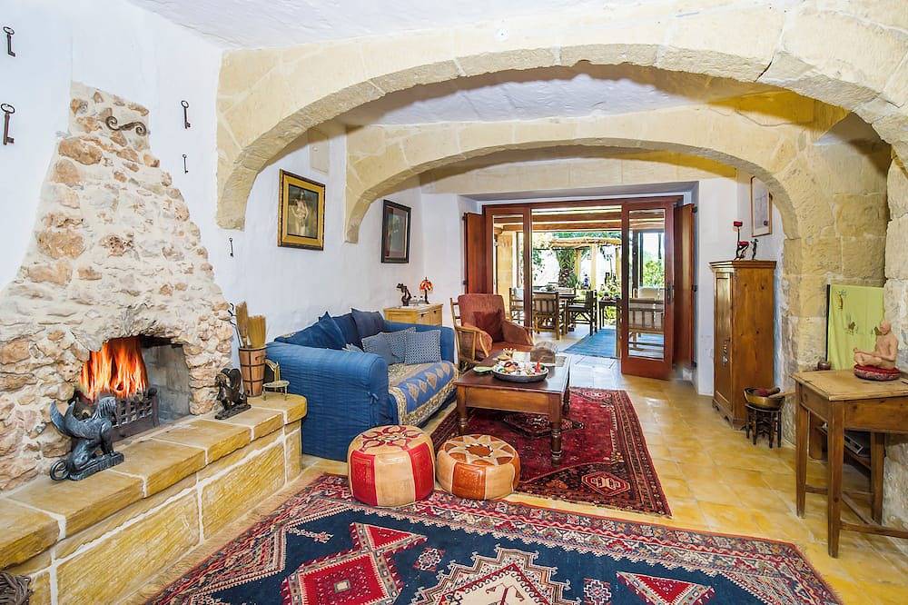 Ganze Wohnung, Fantasy Suite in a 400-year-old self-catering rural villa with a communal pool in Ghasri, Gozo