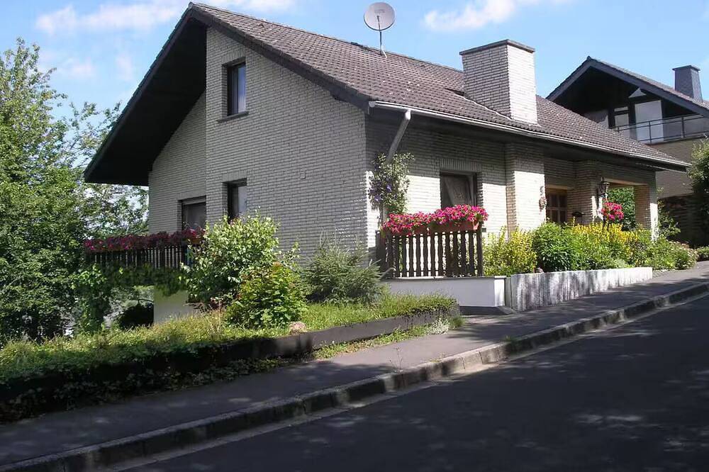 Ganze Wohnung, Gemütliche Ferienwohnung in Adenau - 10 Minuten Fußweg bis zur Nordschleife! in Adenau, Osteifel