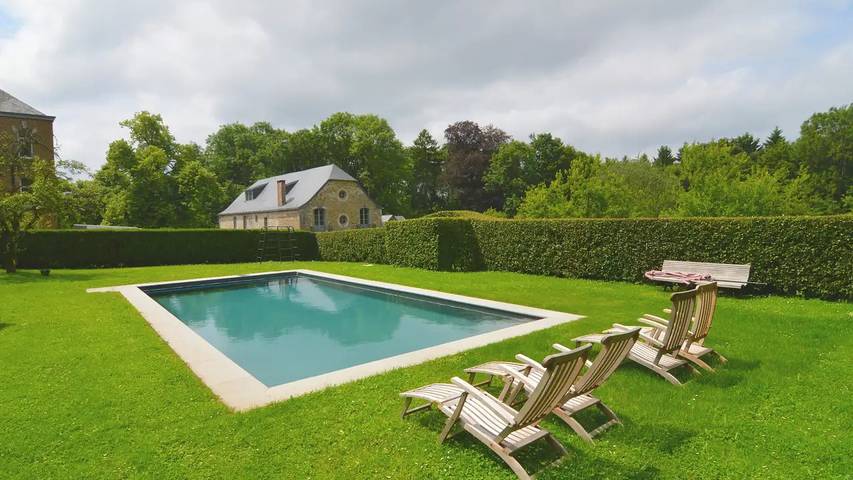 Location de vacances pour 9 personnes, avec piscine ainsi que jardin et sauna, animaux acceptés à Gesves