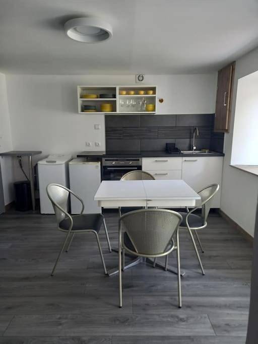 Gîte pour 2 personnes, avec terrasse ainsi que vue et jardin dans Solignac-sous-Roche