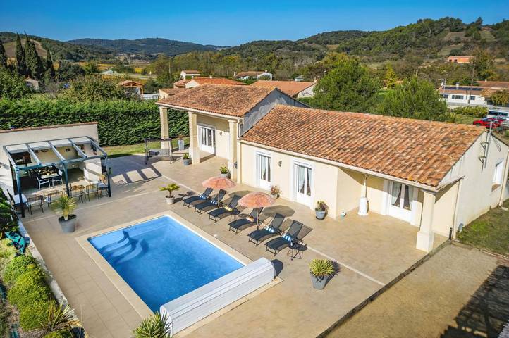 Gîte pour 8 personnes, avec jardin dans Loupia