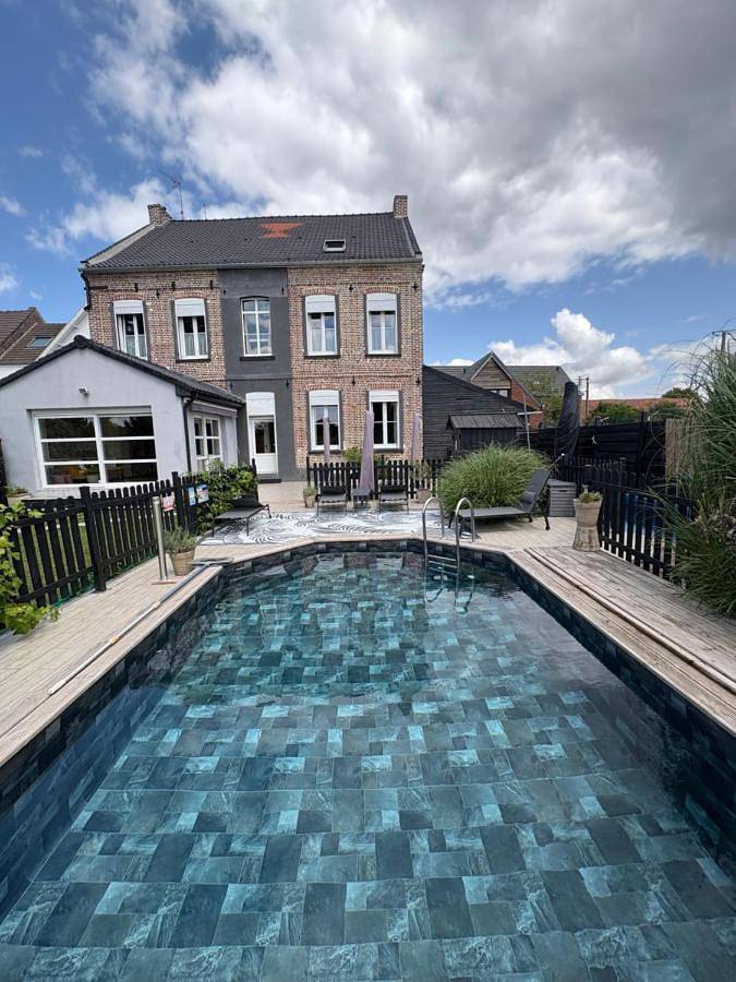 Cottage pour 20 personnes, avec piscine ainsi que jardin et bassin pour enfant, animaux acceptés dans Ostricourt