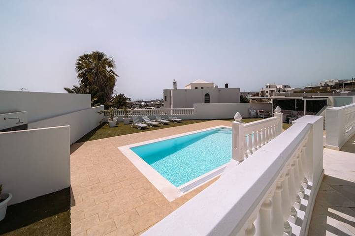Chalet voor 6 personen, with tuin and zwembad as well as terras op Lanzarote