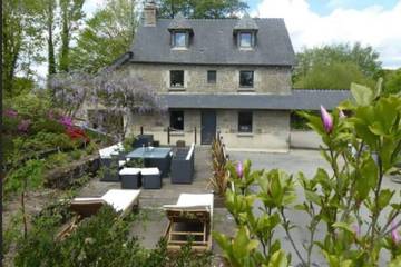Gîte pour 10 personnes, avec jardin et jacuzzi à Ménéac