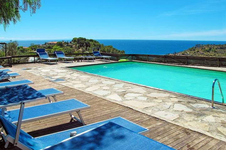 Bungalow für 4 Personen, mit Balkon/Terrasse und Terrasse sowie Garten und Pool in San Lorenzo al Mare