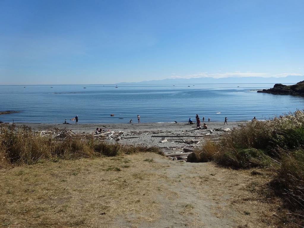 Wasserblick auf den Puget Sound und die olympischen Berge mit weitläufigen Gärten in San Juan Island