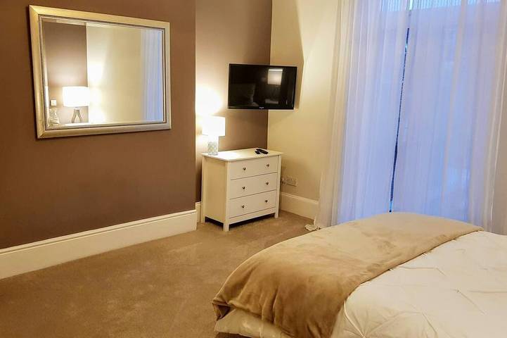 Helles, luftiges und geräumiges Zimmer. Zentral gelegen in Portsmouth, Südostengland