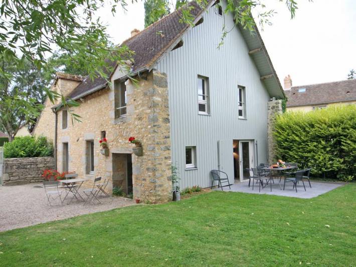 Gîte pour 7 personnes, avec terrasse et jardin à Cerisé
