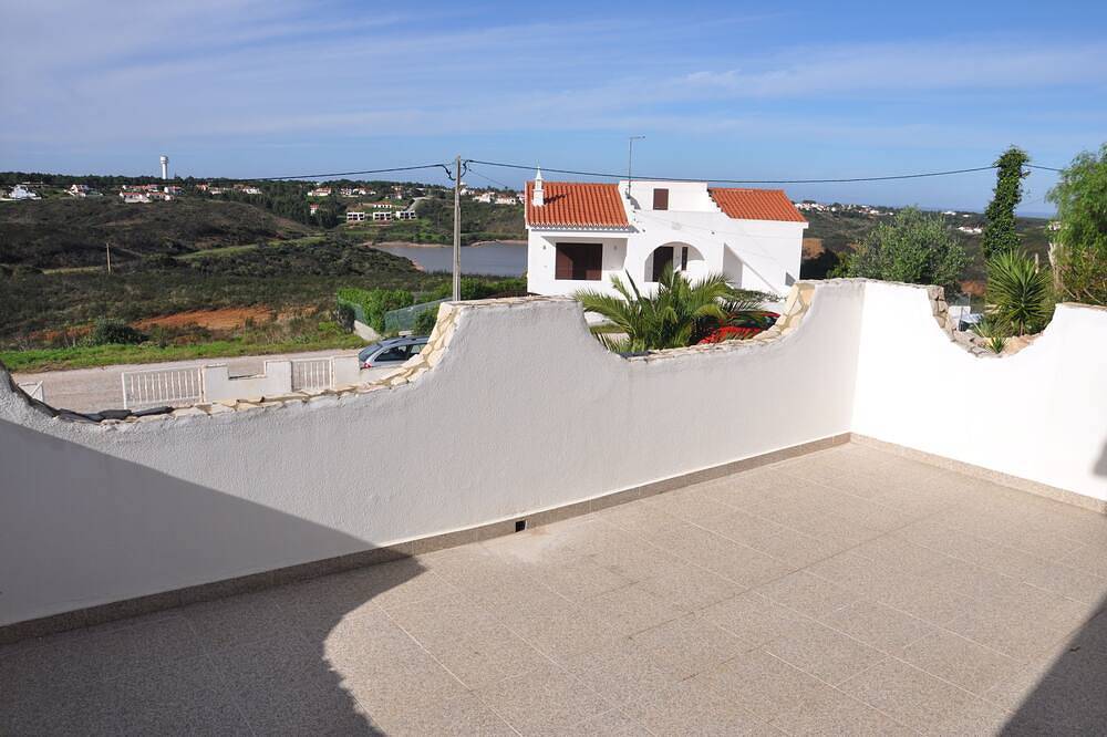 Moderne Villa, ruhig, eigener Pool, Meernähe, im Naturschutzgebiet, 6 Betten in Arrifana, Aljezur
