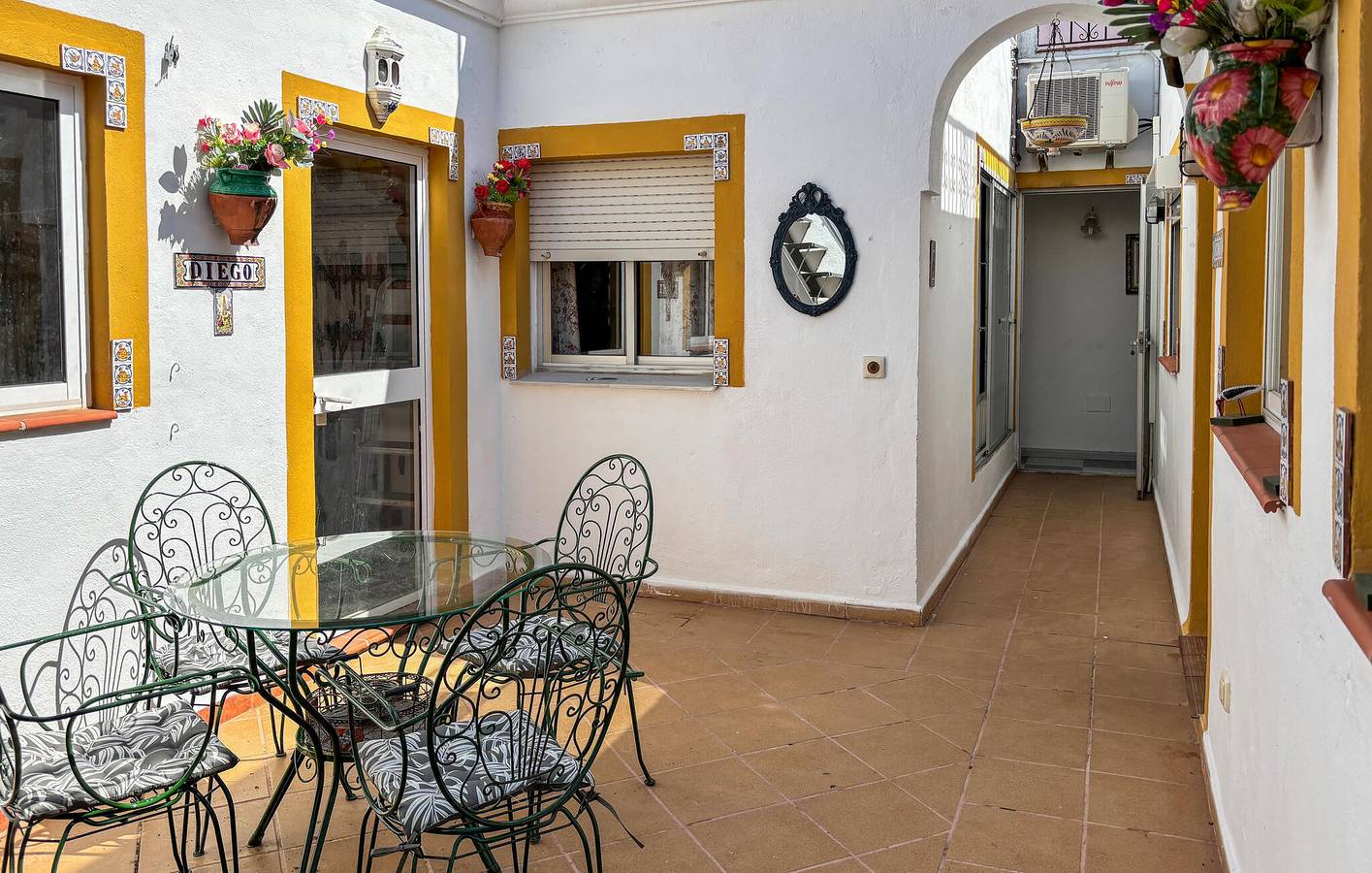 Entire holiday apartment, Charming Apartment with Terrace & Garden, 900m to Playa del Cable in Plaza de los Naranjos, Marbella