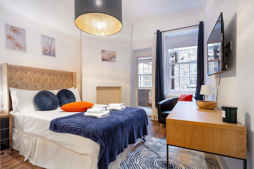 Entire apartment, > Lovely Airconditioned One Bed in the Heart of Covent Garden < in Covent Garden, London