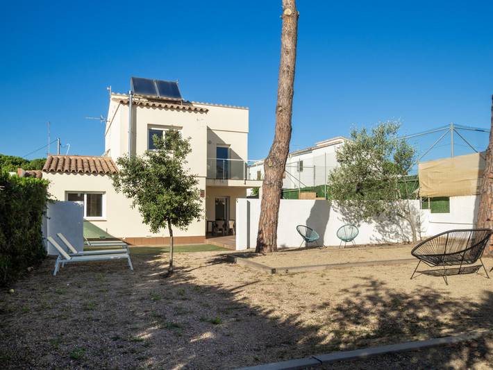 Chalet para 7 personas, con terraza además de jardín y vistas, Se admiten mascotas en Alt Empordà - 2
