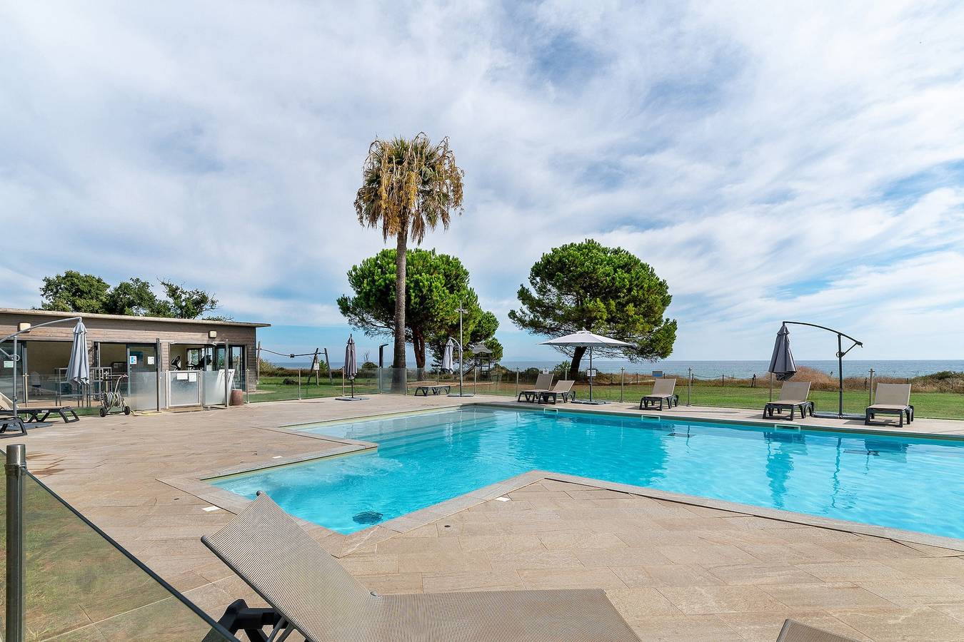 Chalet "Notre Rêve en Riva al Mare" con piscina condivisa, Wi-Fi e aria condizionata in Santa Maria Poggio, Corte e dintorni