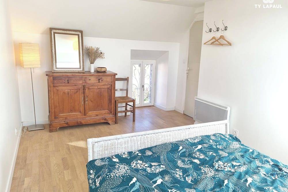 Romantic stone house in Brittany (Morbihan) for up to 8 people, near the coast in Locoal-Mendon, Côte des Mégalithes