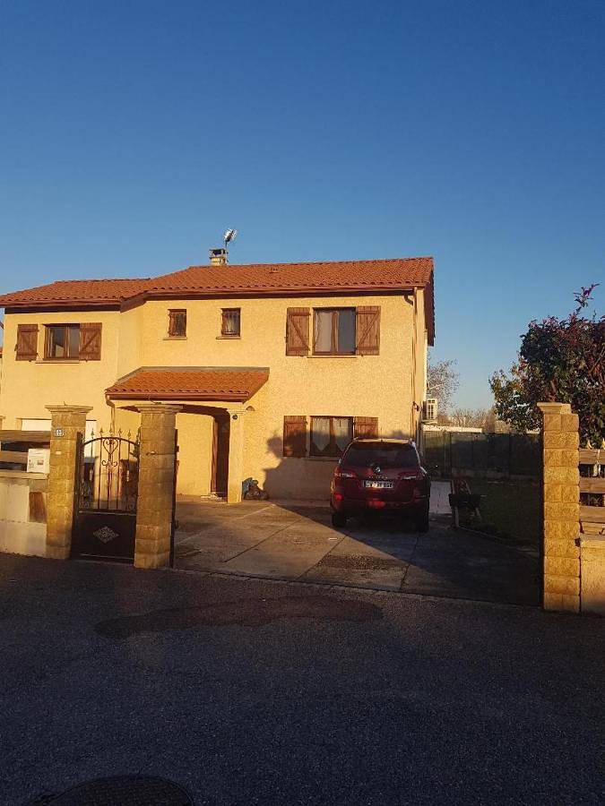 Location de vacances pour 4 personnes, avec Terrasse ainsi que Jardin et Vue à Vaulx-en-Velin