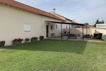 Gîte pour 8 personnes, avec terrasse et jardin dans Salin-de-Giraud