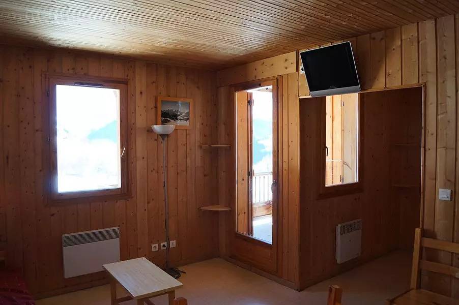 Entire apartment, Apartment in chalet near the slopes and ski school in Saint-Jean-d'Arves, Saint-Jean-de-Maurienne region