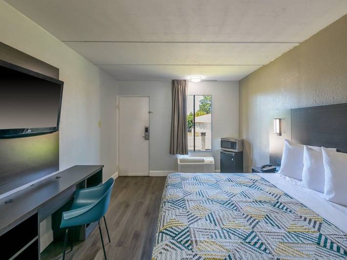 Apartamento entero, 1 cama King | Mob Acc Ri Shwr Nsmk Micfridg in Georgia (Estados Unidos)